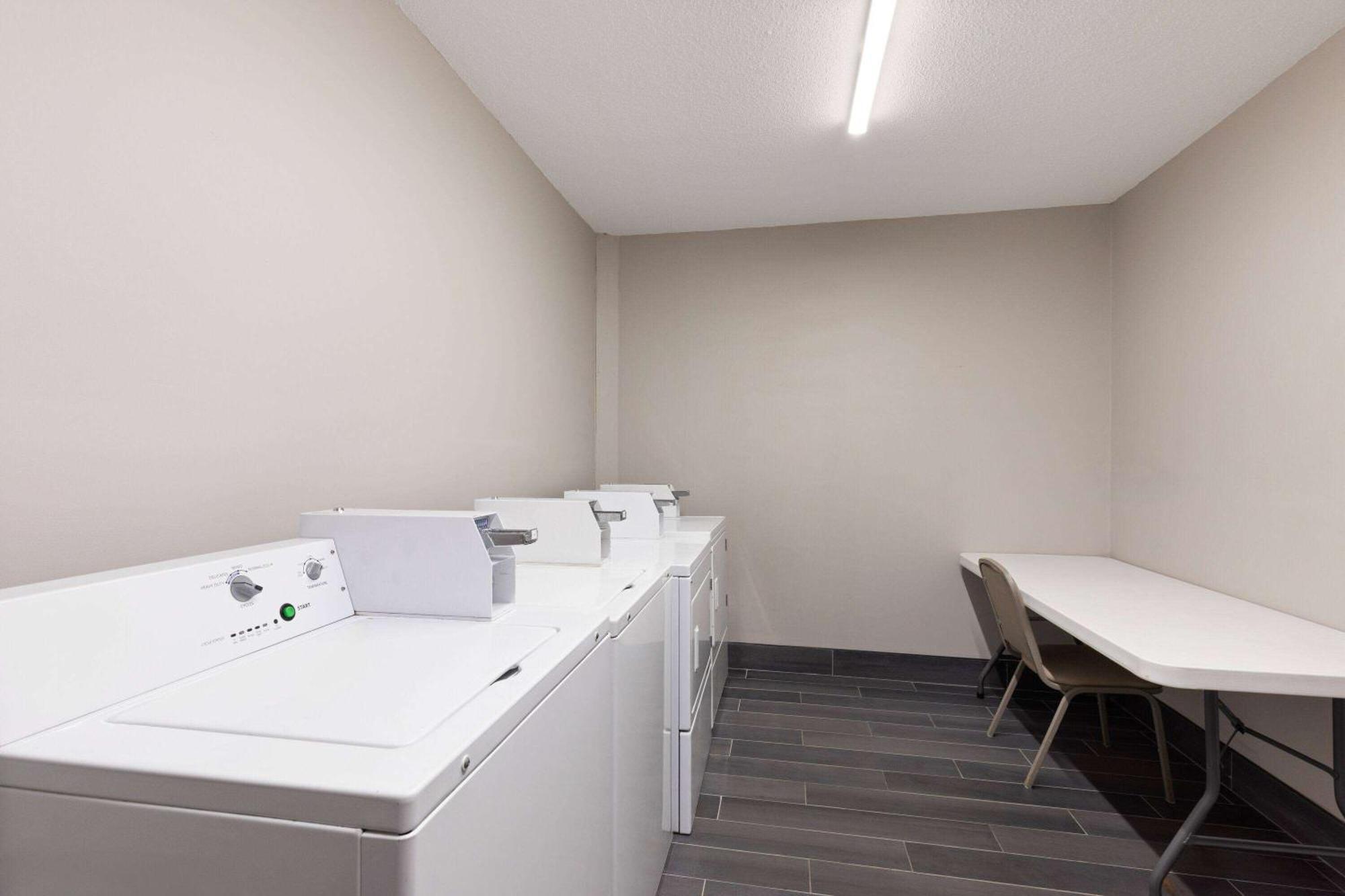 Ramada By Wyndham Studio Suites Dothan Eksteriør billede